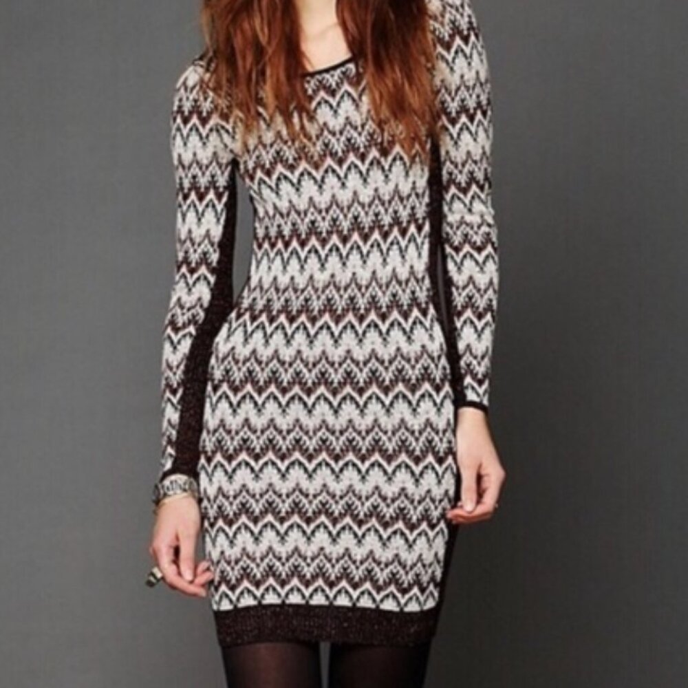 Womens Zigzag Knit Long Sleeve Scoop-Back Dress - Black & White - Picture 3 of 8
